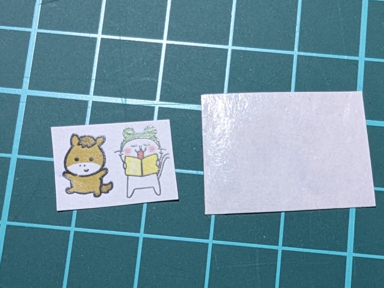 切ったコピー紙と両面テープ