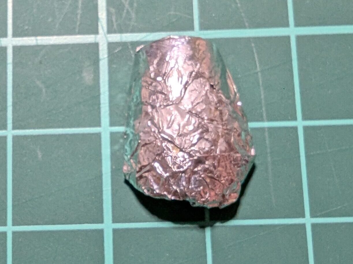 アルミホイルをネイルチップにまいた写真