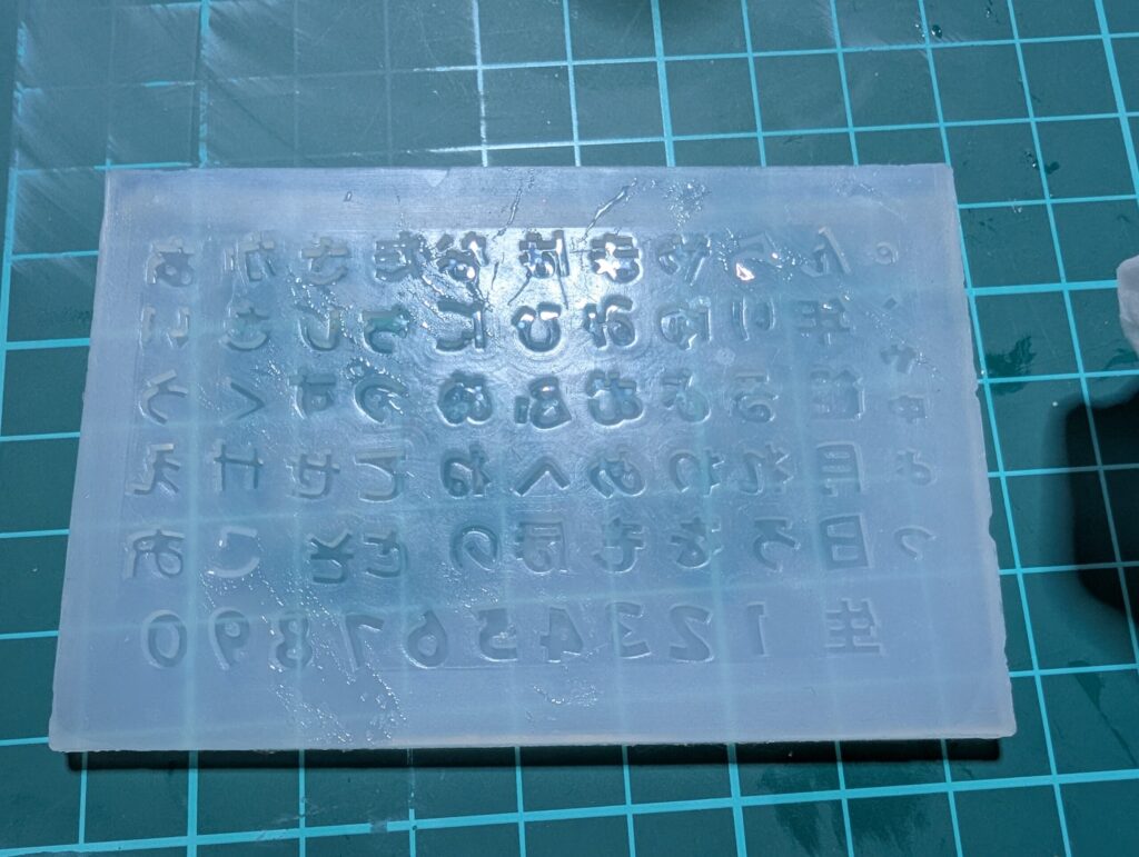 シリコンモールドにジェルをぬぐう