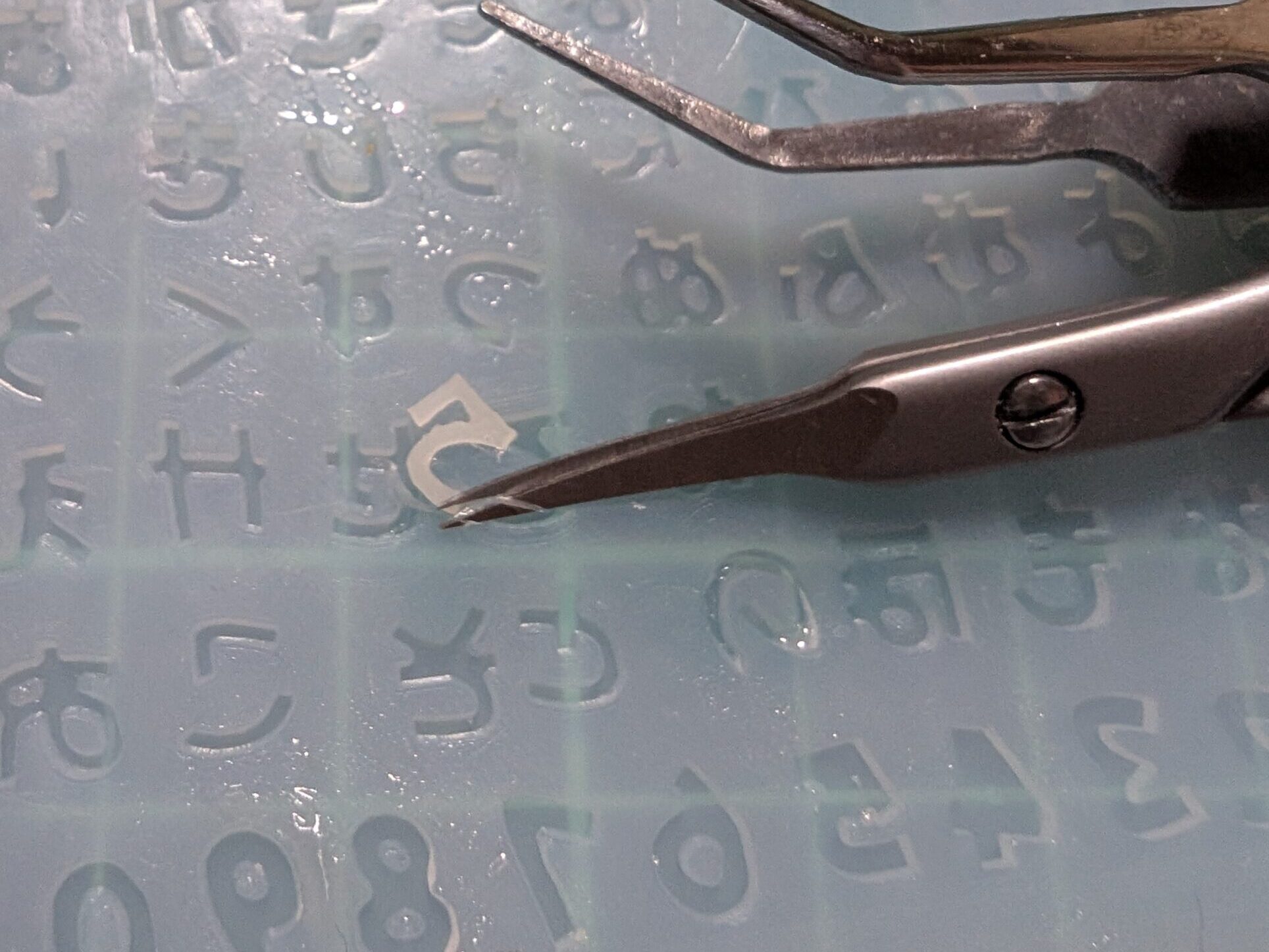 シリコンモールドの余分なやつ切り取り