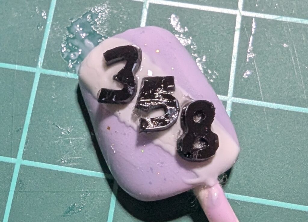 アイシングジェルの上にパーツ