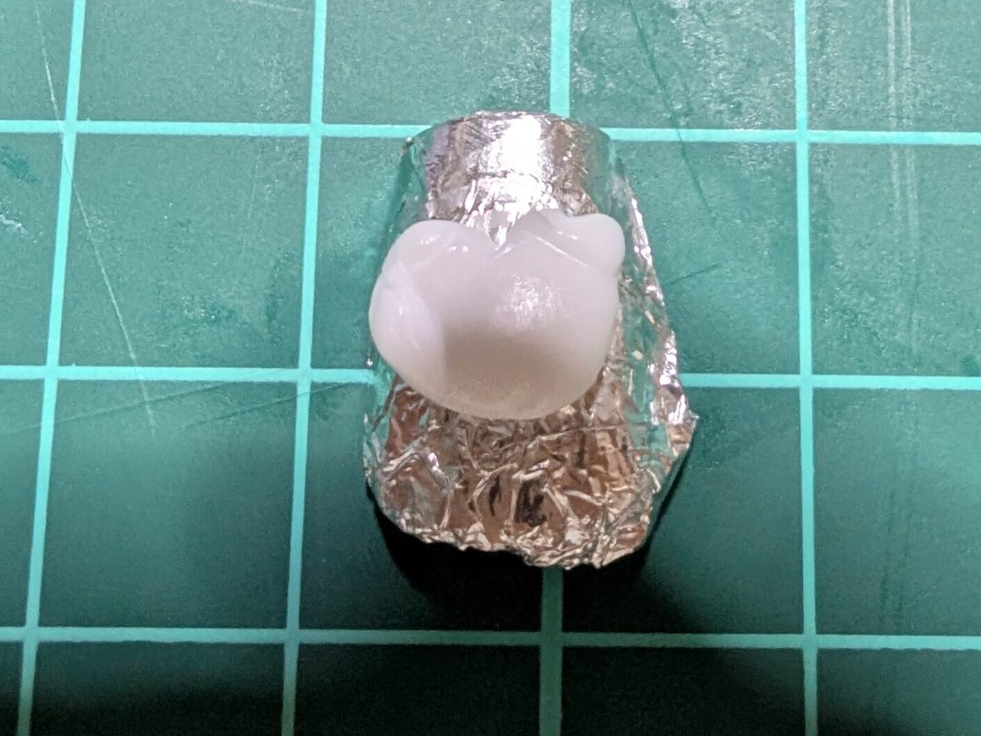 ネイルチップをアルミホイルでまいたものに粘土ジェルをのせる