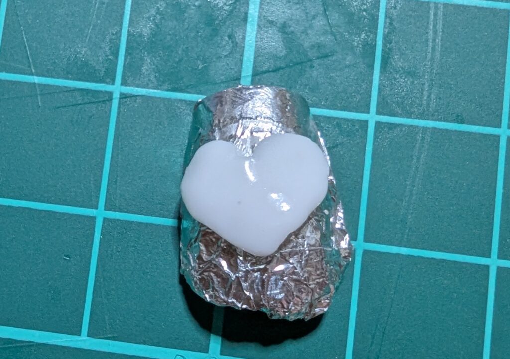 粘土ジェルをハート型に