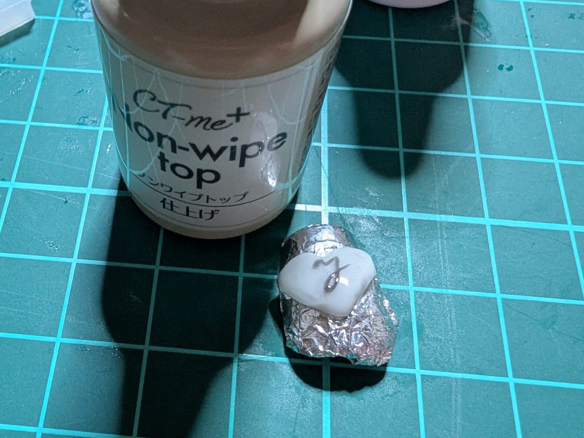 パーツをトップコートでコーティング