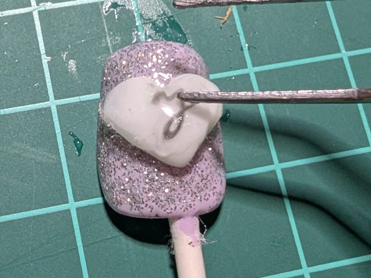 チップの上にパーツをのせる