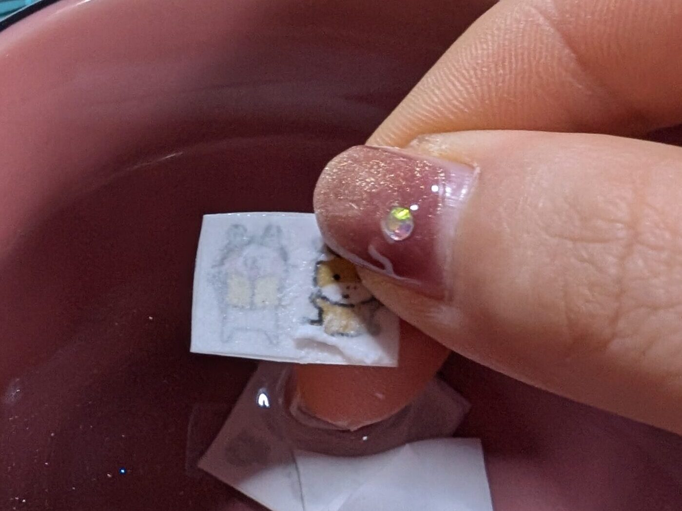 付いたコピー紙を指でこする