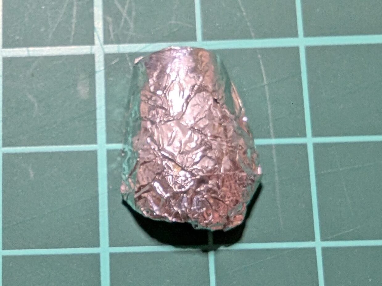 ネイルチップをアルミホイルで巻いた写真