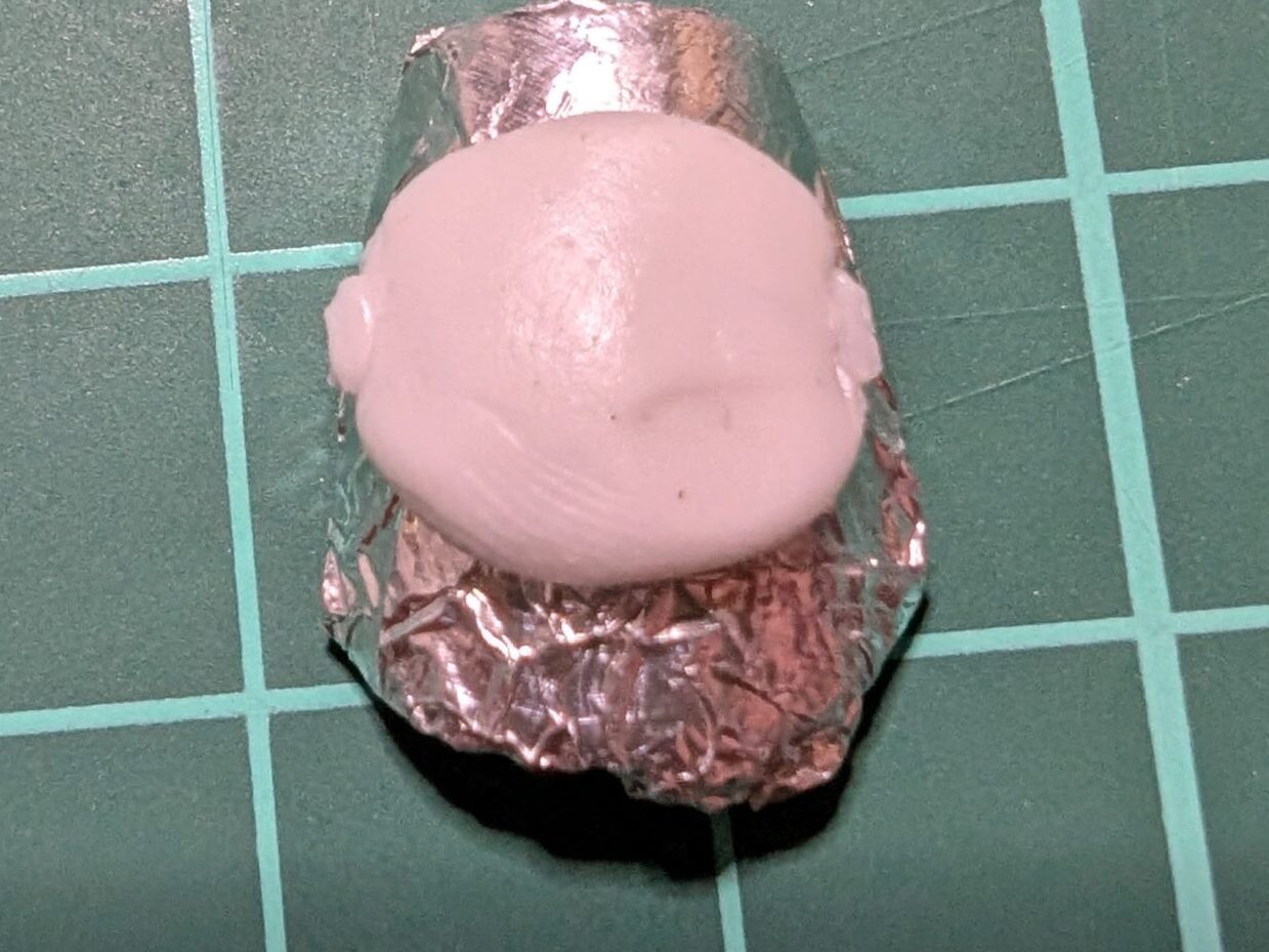 粘土ジェルの顔に耳をつけた写真