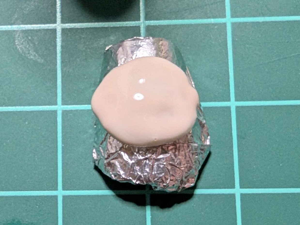 粘土ジェルを肌色に塗った写真
