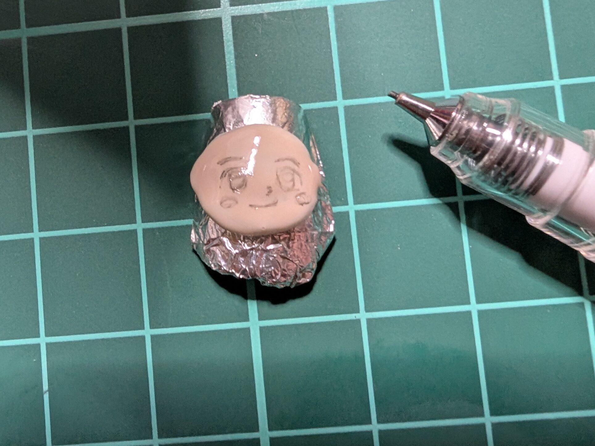 粘土ジェルに顔の下書きを描いた写真