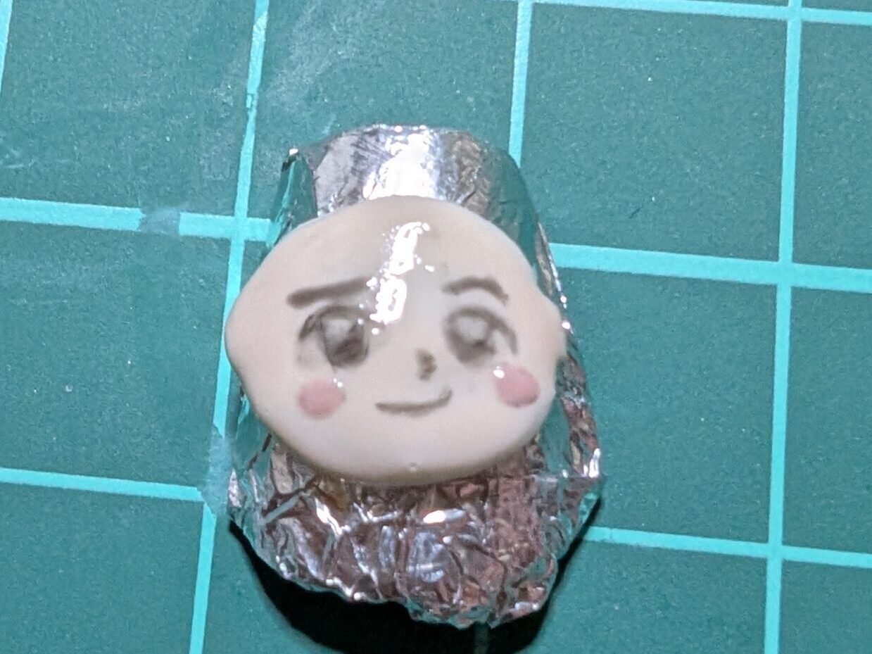 顔の下書きをカラージェルで塗った写真