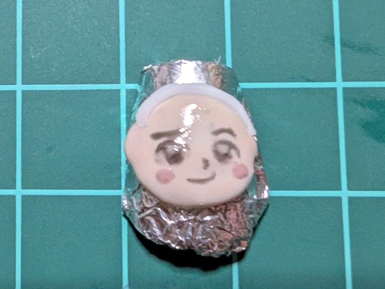 粘土ジェルをキャラクターの頭につけた写真
