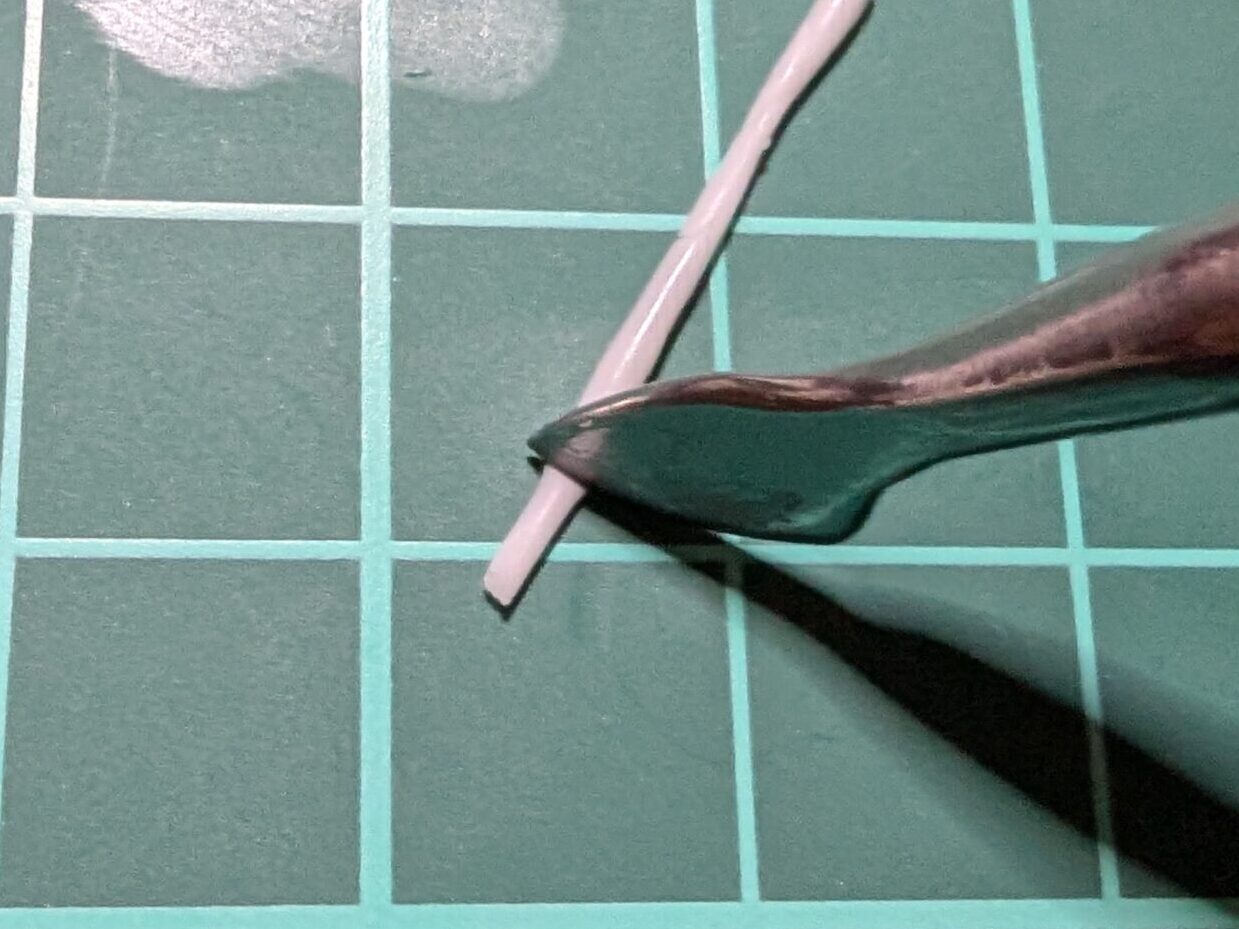 細長くした粘土ジェルを切る