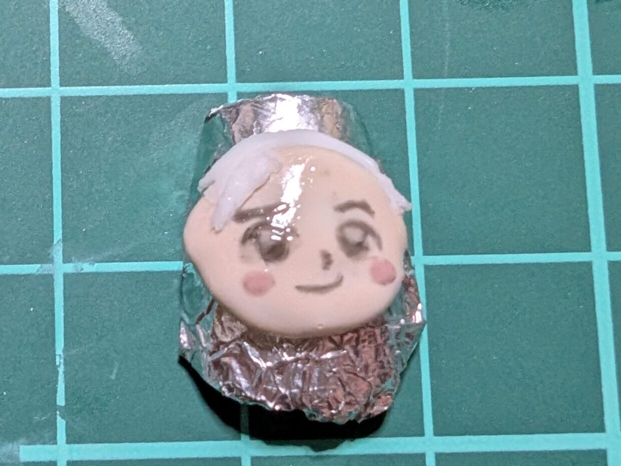 切った粘土ジェルをキャラにくっつける