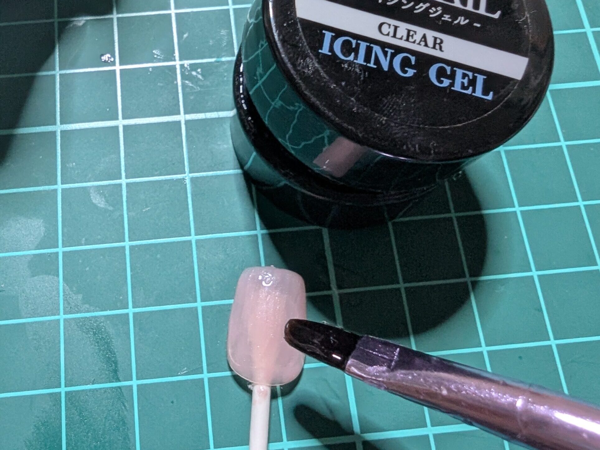 アイシングジェルを付ける写真