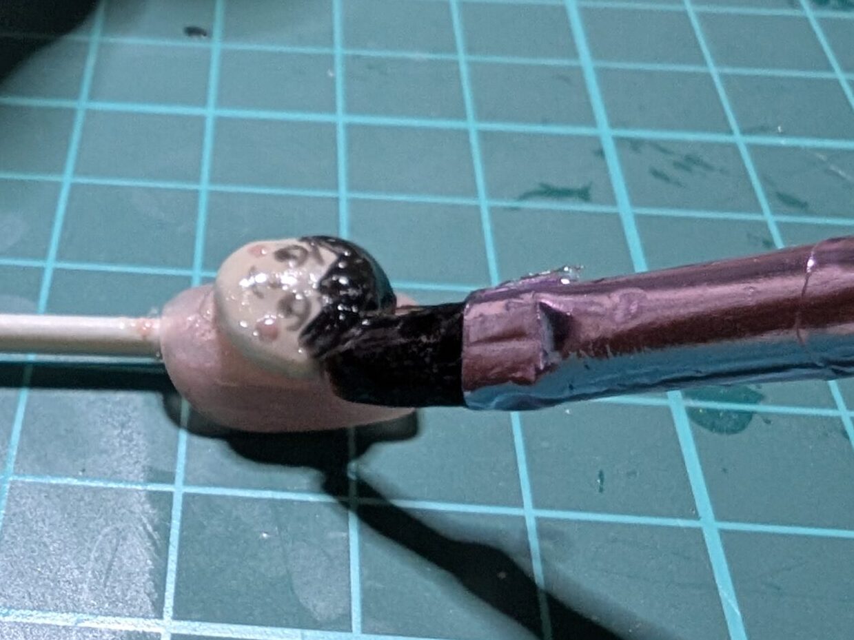 パーツの横をアイシングジェルで塗る写真