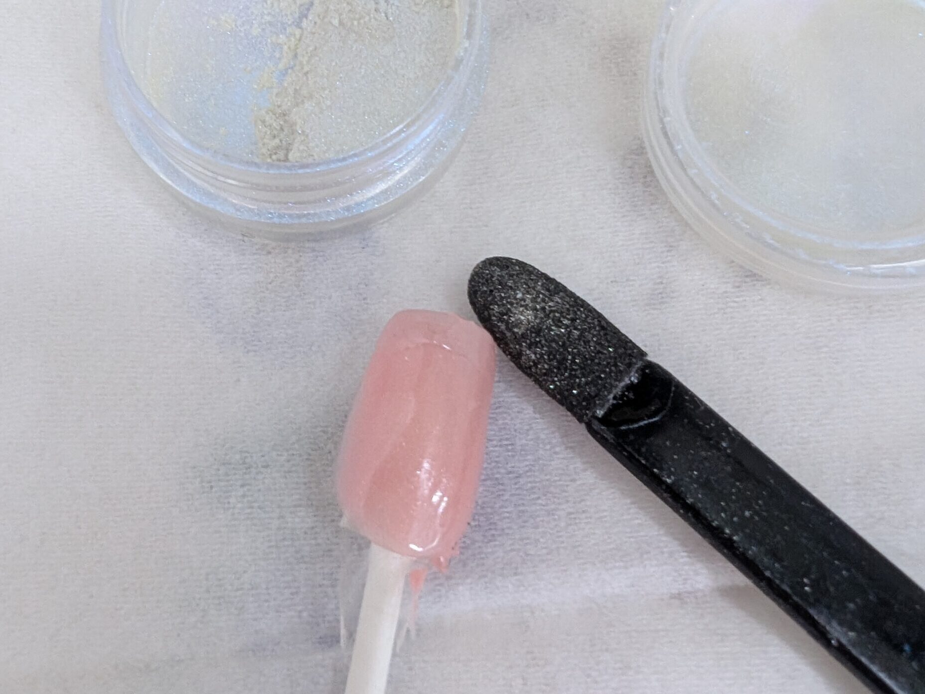 オーロラパウダーを塗る写真