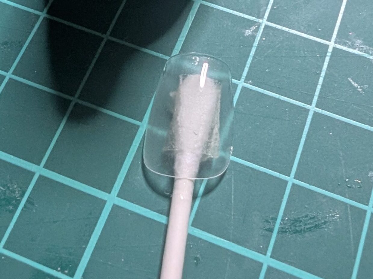 ベースジェルを塗ったネイルチップ