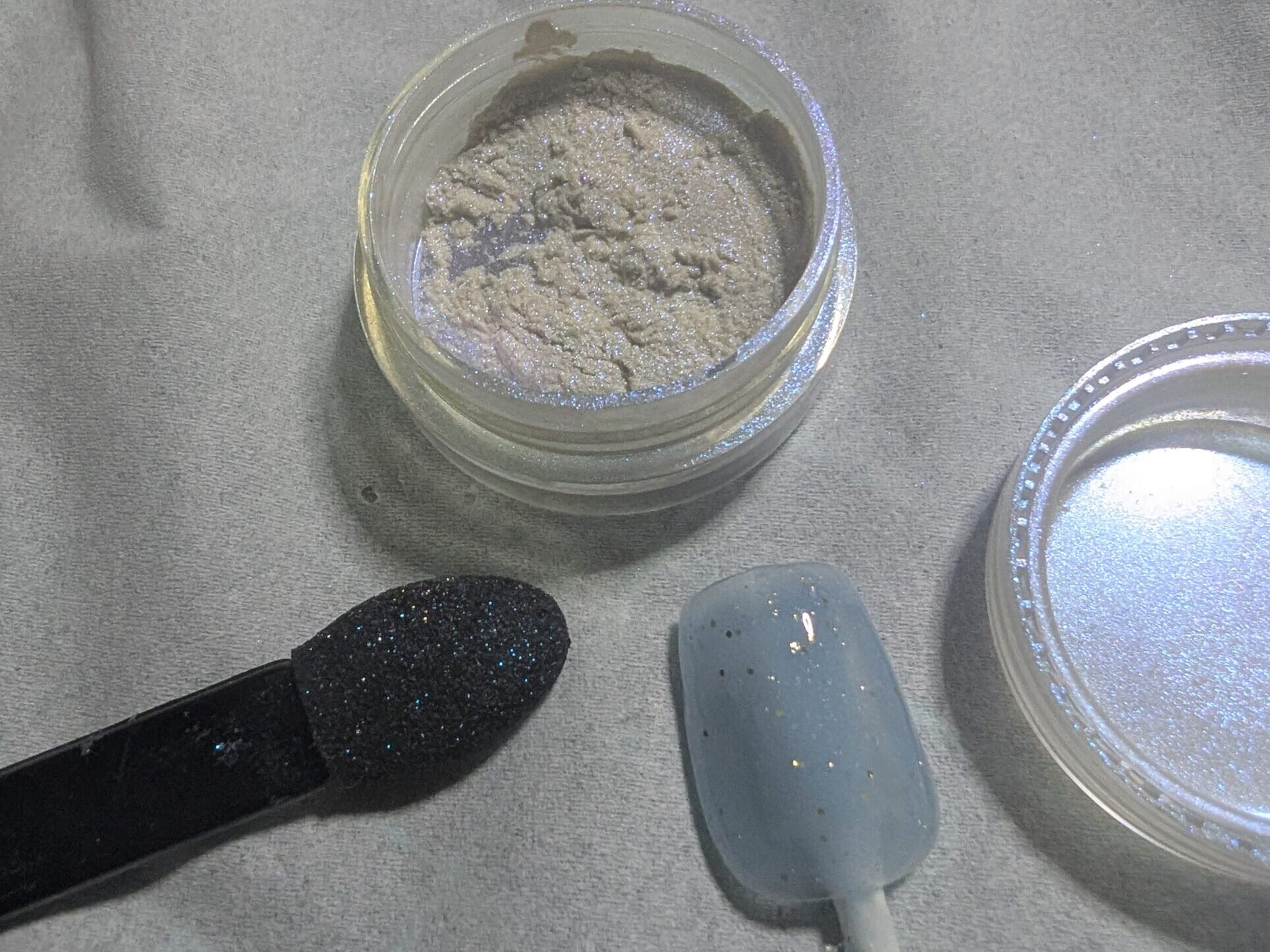 オーロラパウダーと水色のカラージェル