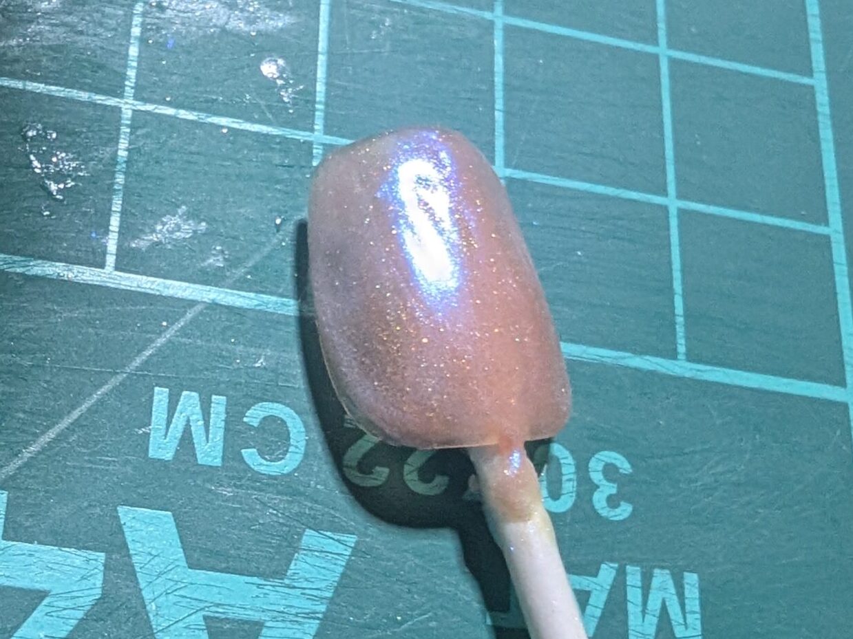 ピンクのジェルにオーロラパウダーをつけたネイル