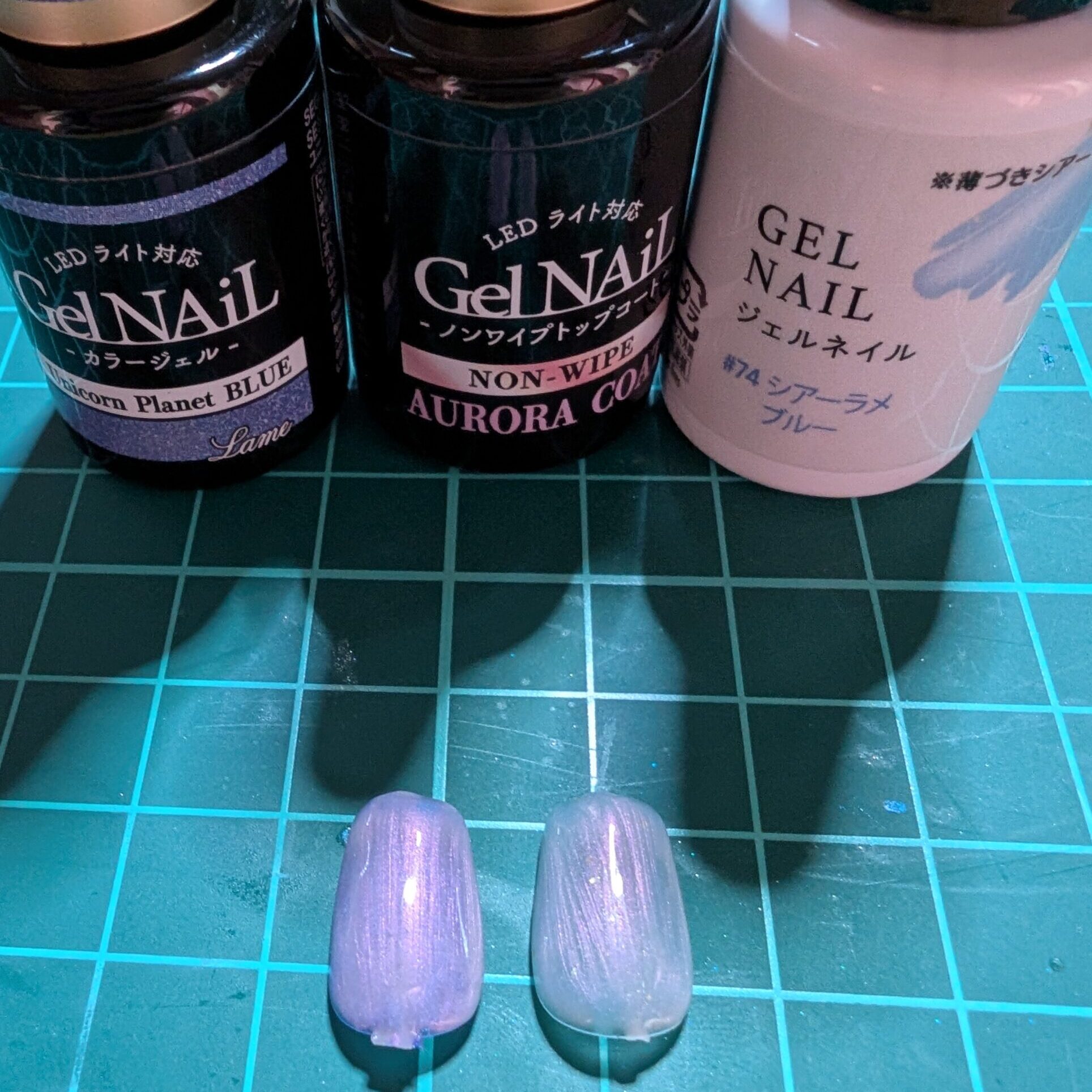 セリアのオーロラトップコートを使った紫と水色のネイル